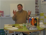 Opa �de kunstenaar� in de klas