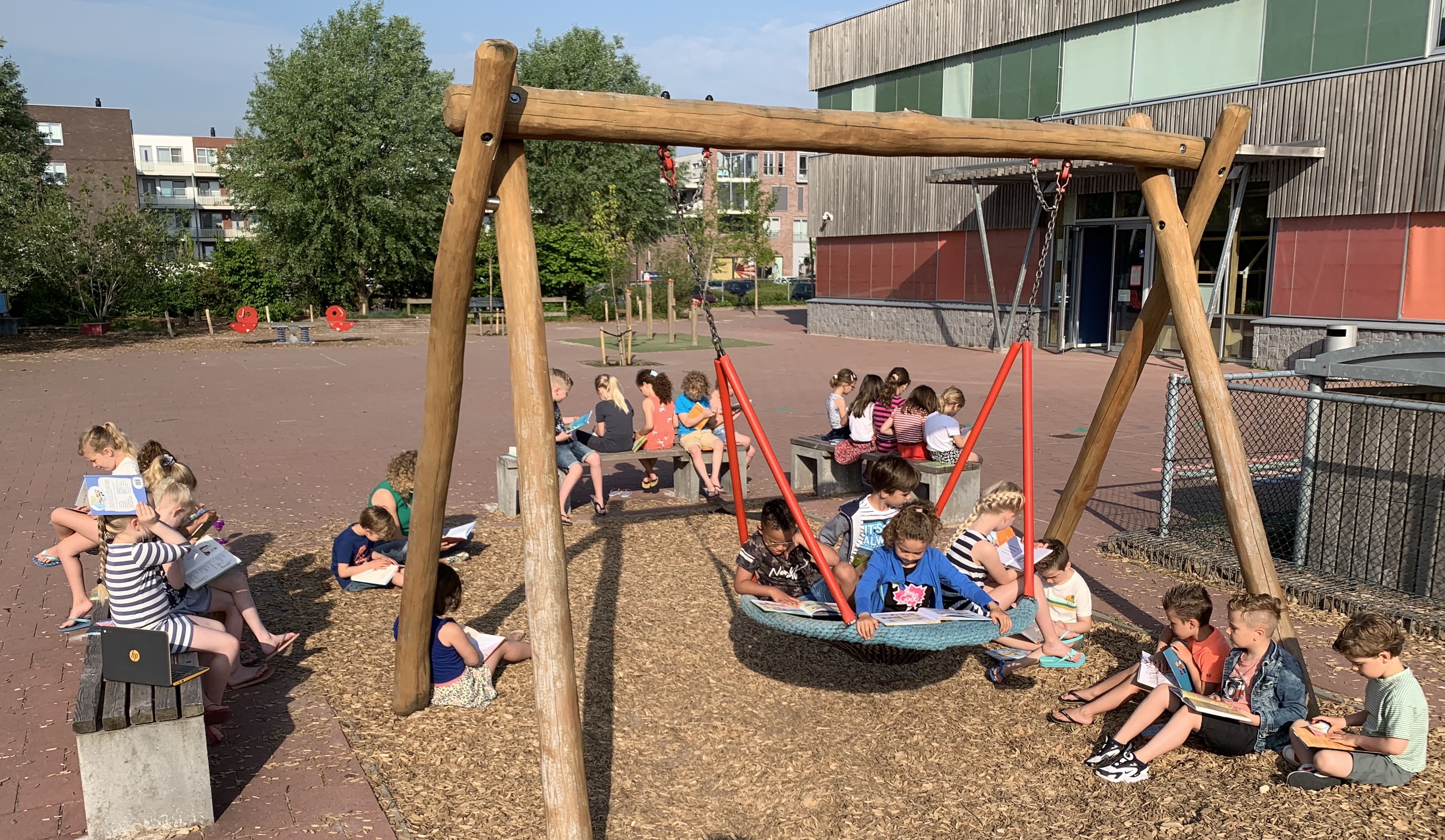 Groep 3 leest buiten 