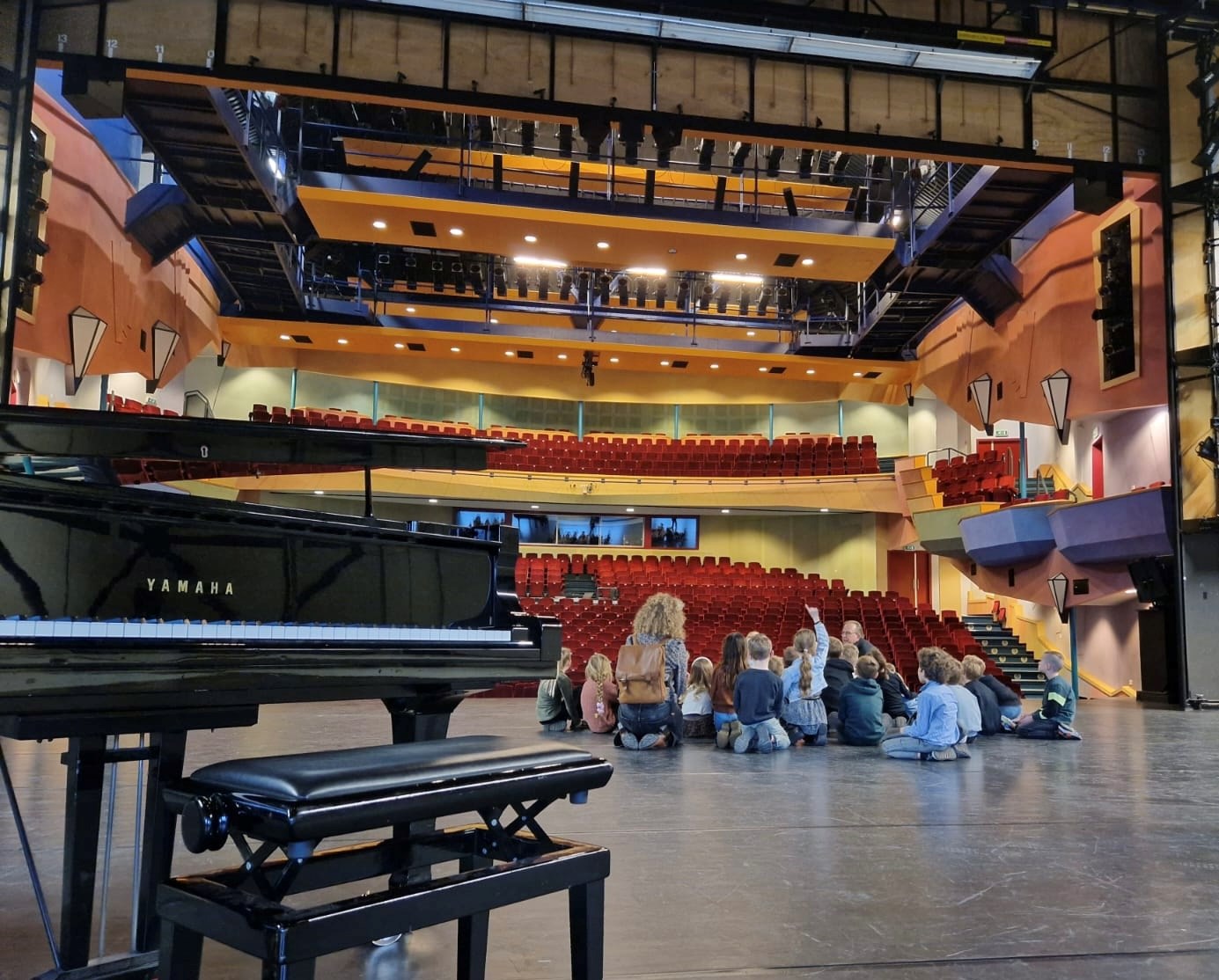 Op de bühne in de Schouwburg